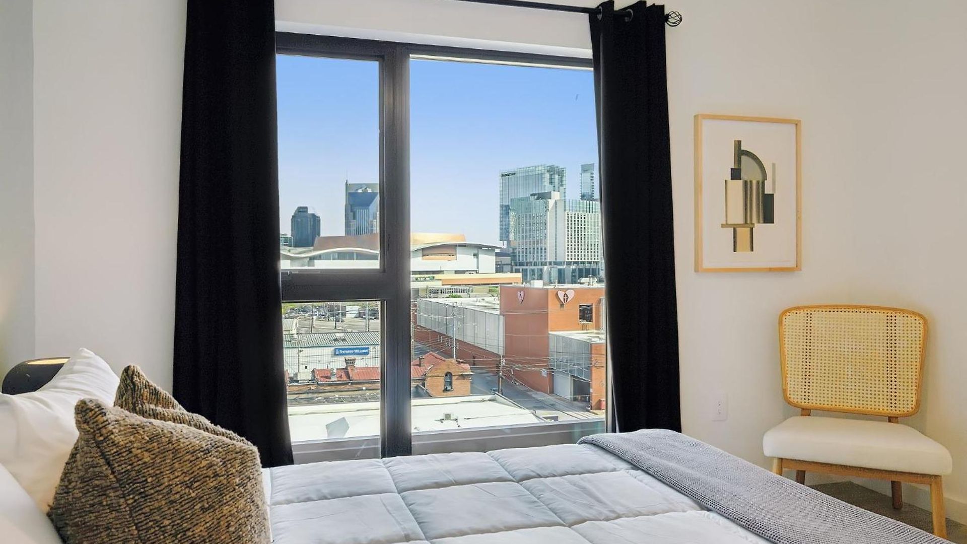Skyline Nights Downtown Nash W/ Views, Pool, Gym *