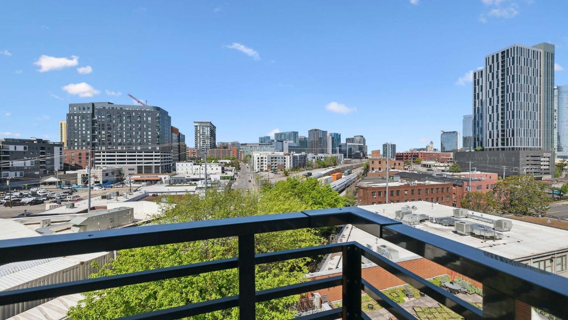 Rhythm & Rooftop Penthouse | Skyline Views | Pool Holiday home