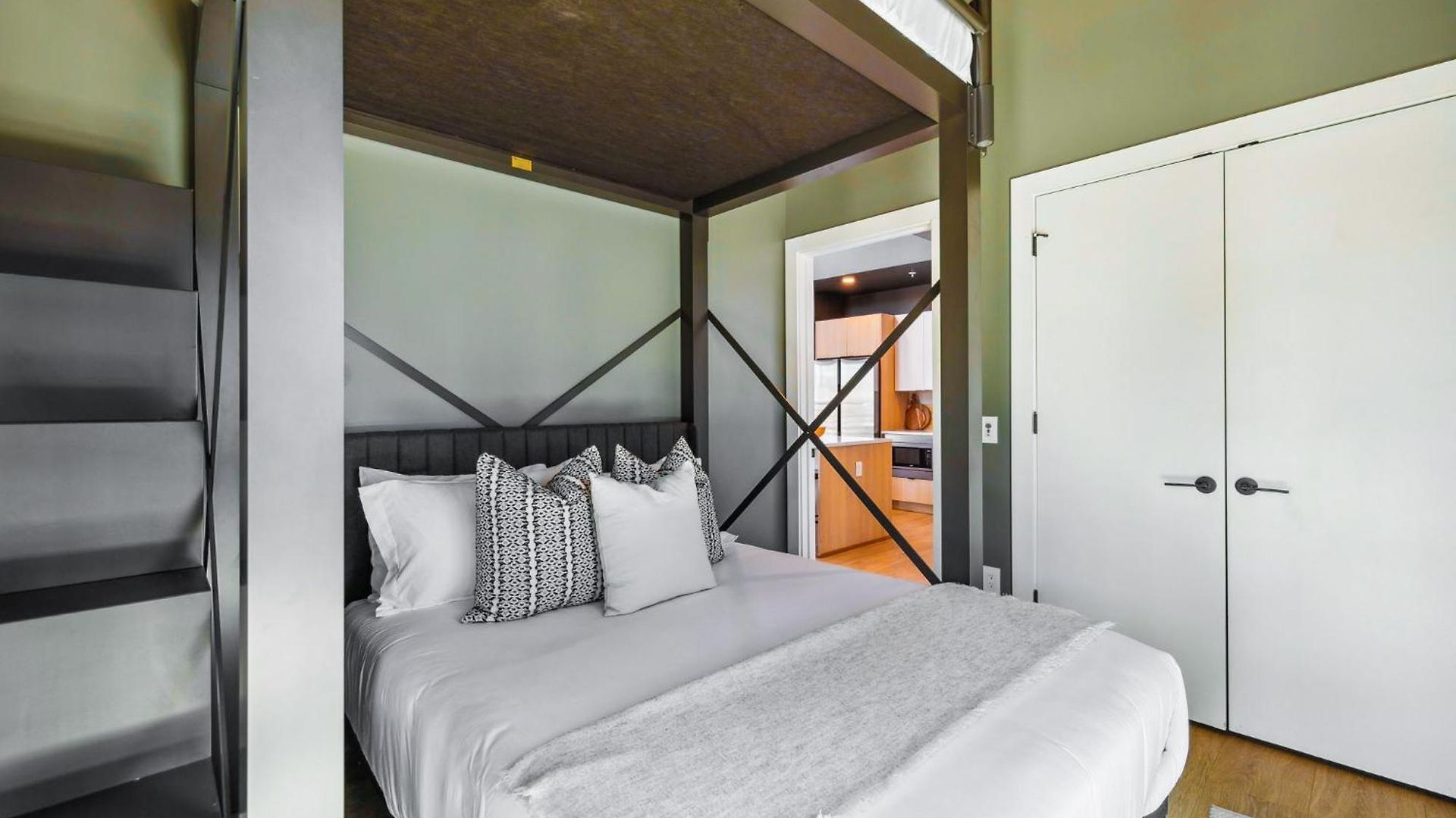 Holiday home Rhythm & Rooftop Penthouse | Skyline Views | Pool
