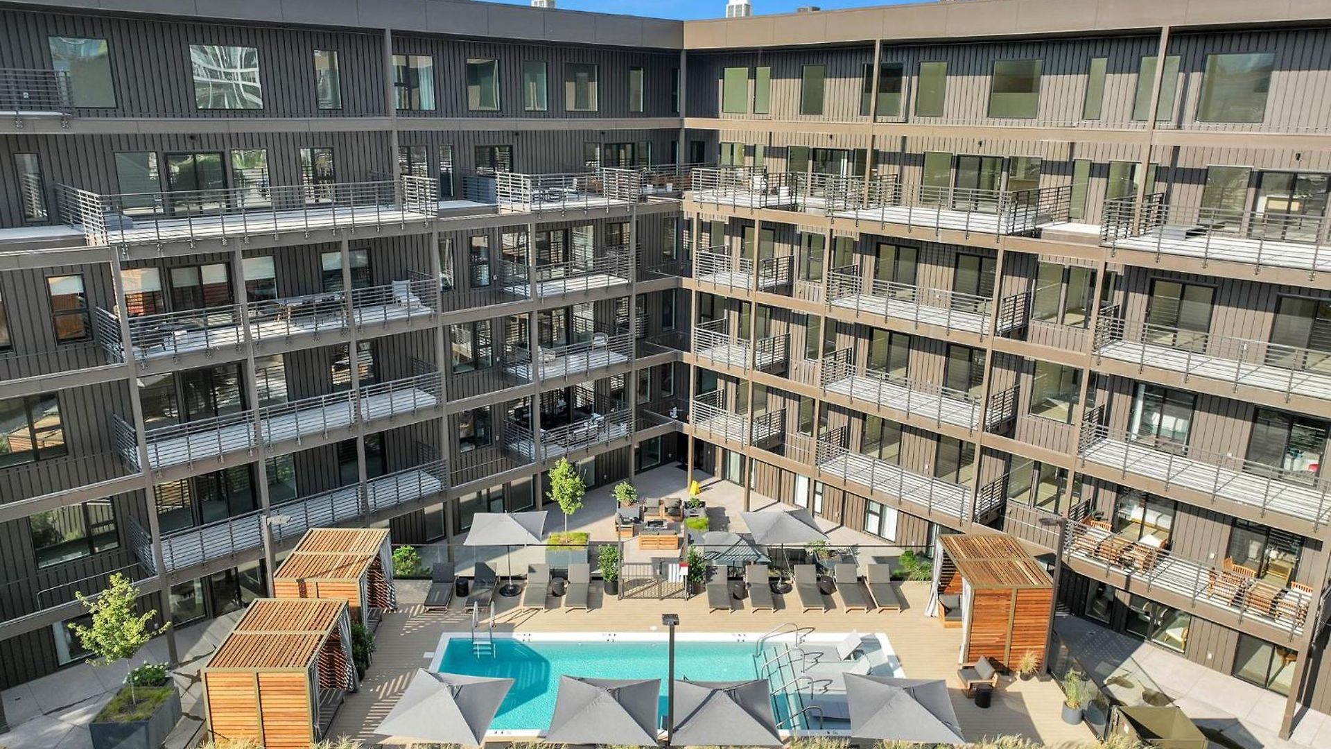 Rhythm & Rooftop Penthouse | Skyline Views | Pool Holiday home