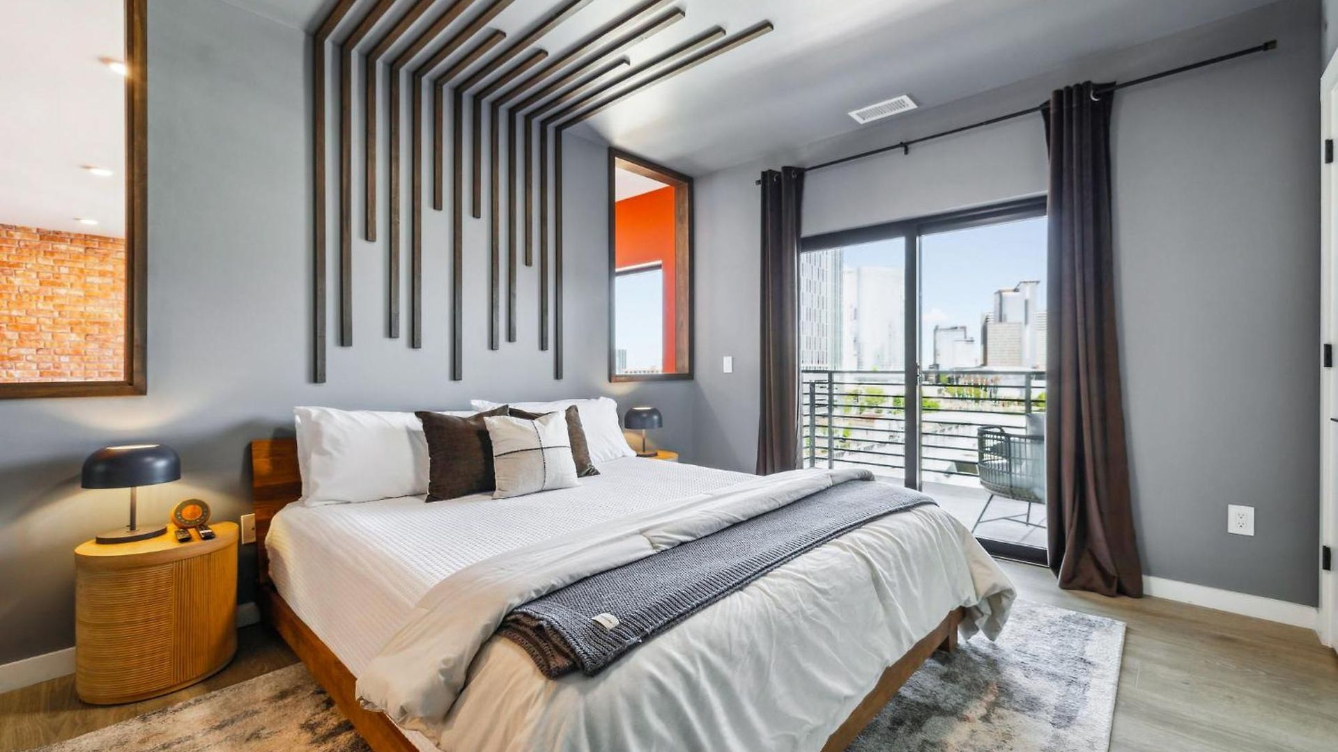 Rhythm & Rooftop Penthouse | Skyline Views | Pool Holiday home