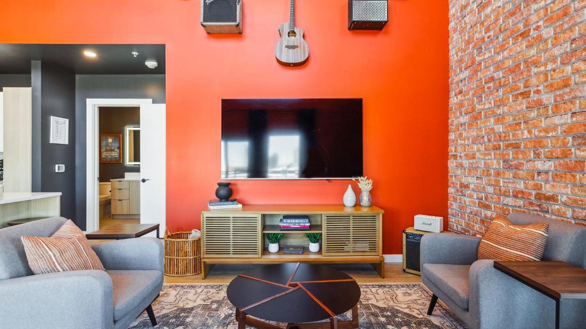 Rhythm & Rooftop Penthouse | Skyline Views | Pool Holiday home *