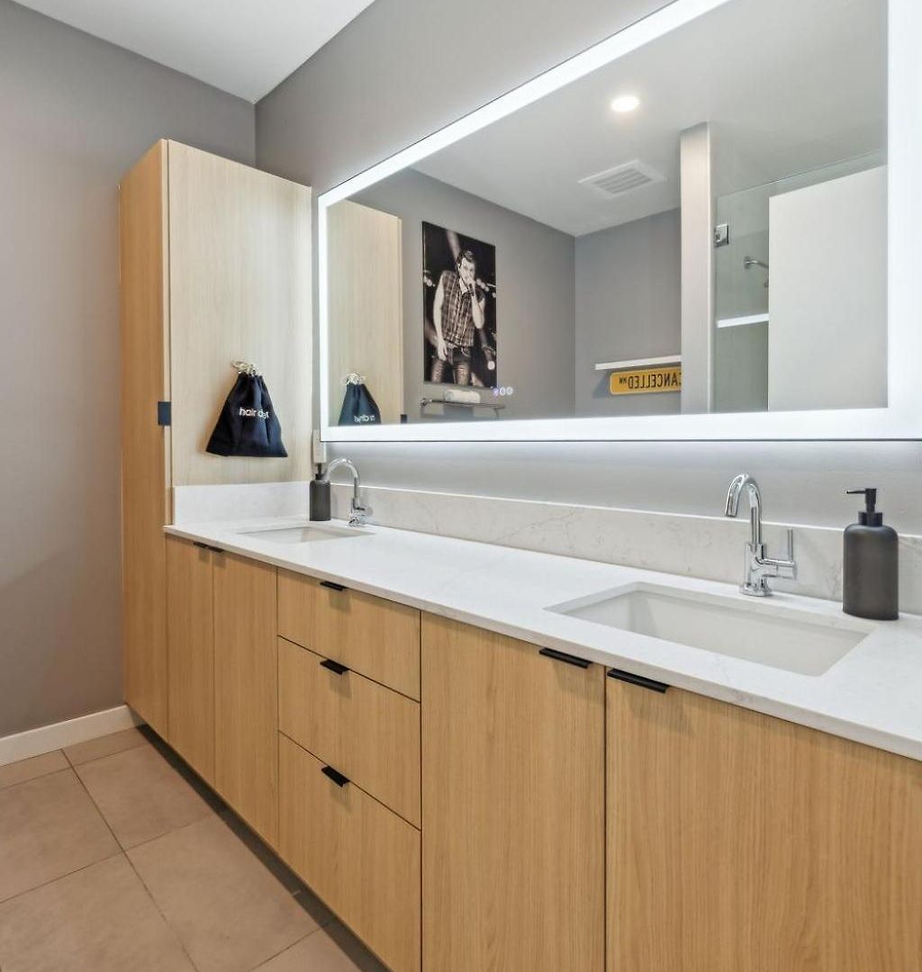 Apartment Walk To Broadway From Whiskey Glasses, Bach Party Approved With Pool And Gym