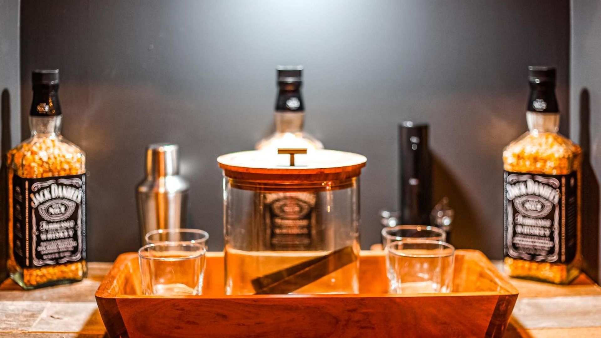 Walk To Broadway From Whiskey Glasses, Bach Party Approved With Pool And Gym Apartment Nashville