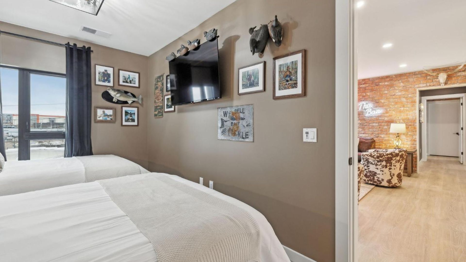 Walk To Broadway From Whiskey Glasses, Bach Party Approved With Pool And Gym Apartment