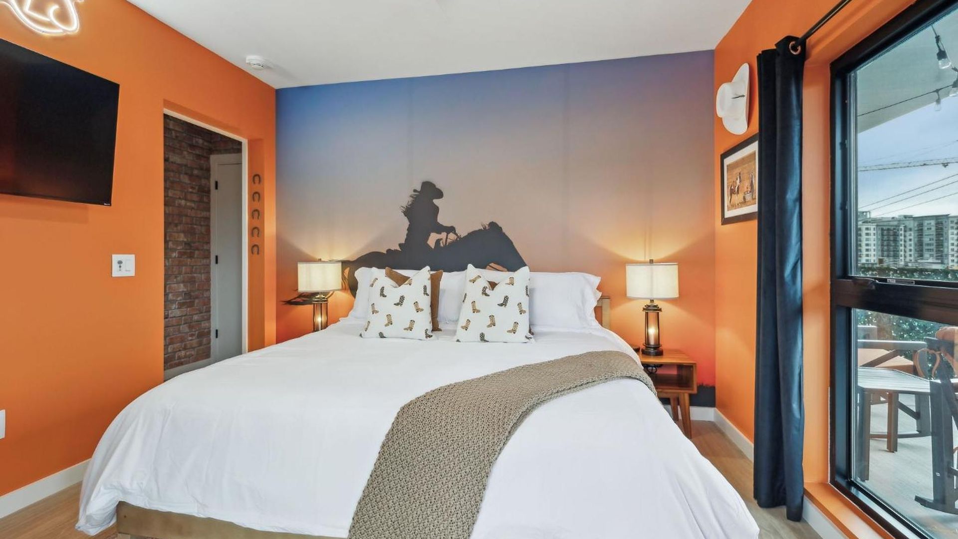 Walk To Broadway From Whiskey Glasses, Bach Party Approved With Pool And Gym *