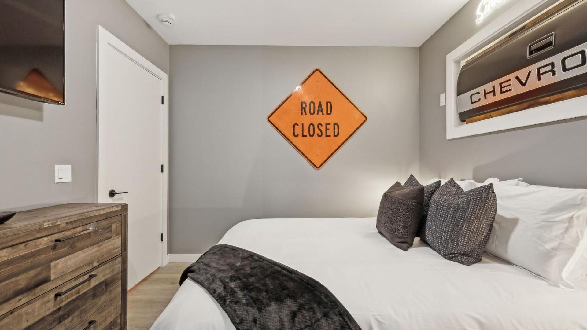 Apartment Walk To Broadway From Whiskey Glasses, Bach Party Approved With Pool And Gym