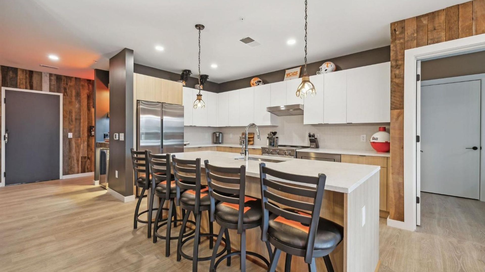 Walk To Broadway From Whiskey Glasses, Bach Party Approved With Pool And Gym Apartment
