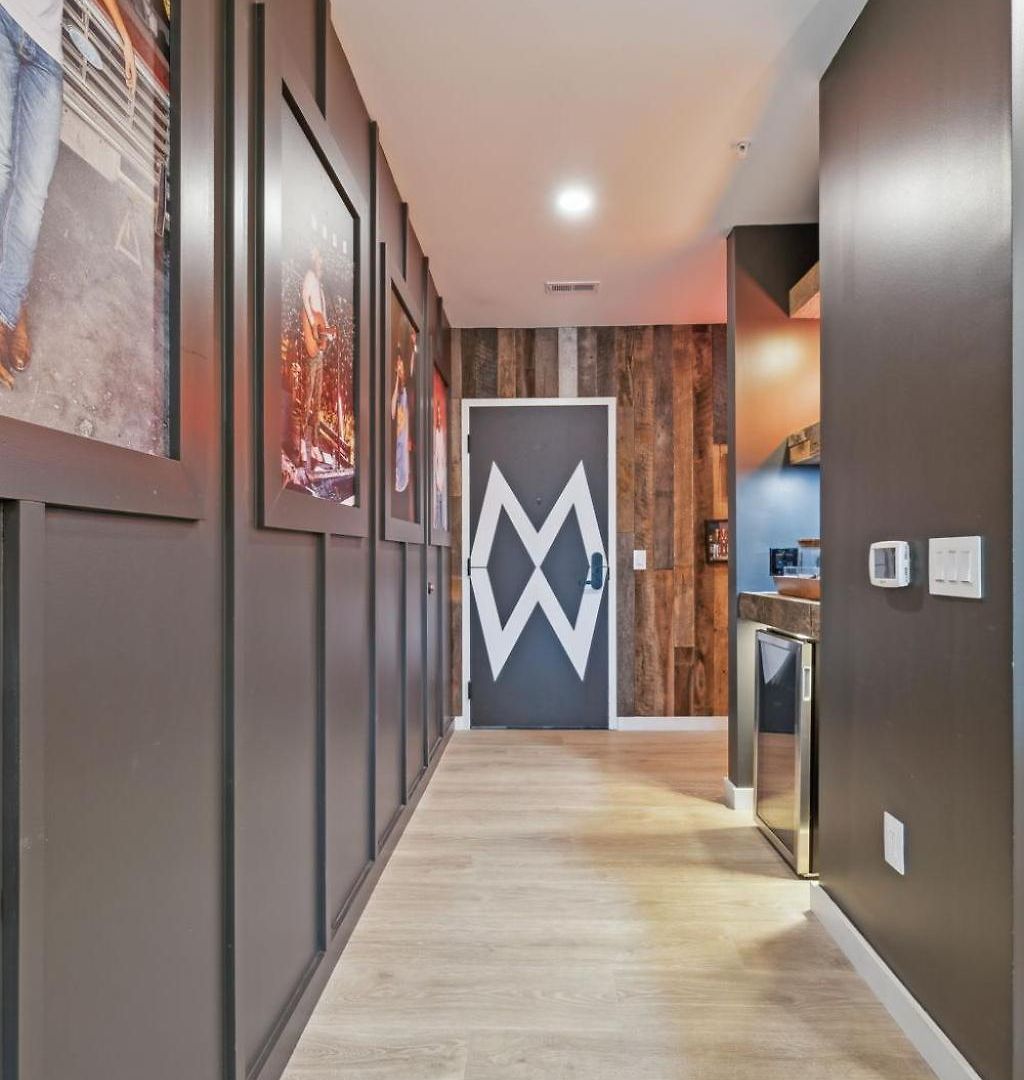 Walk To Broadway From Whiskey Glasses, Bach Party Approved With Pool And Gym Apartment Nashville