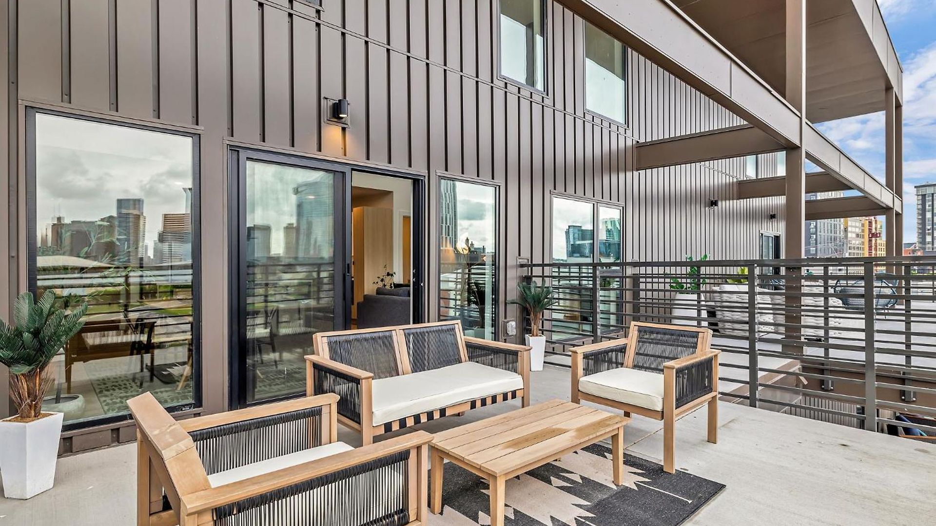 Beverly Nash Downtown, Incredible Skyline Views, Walk To Broadway! * Nashville