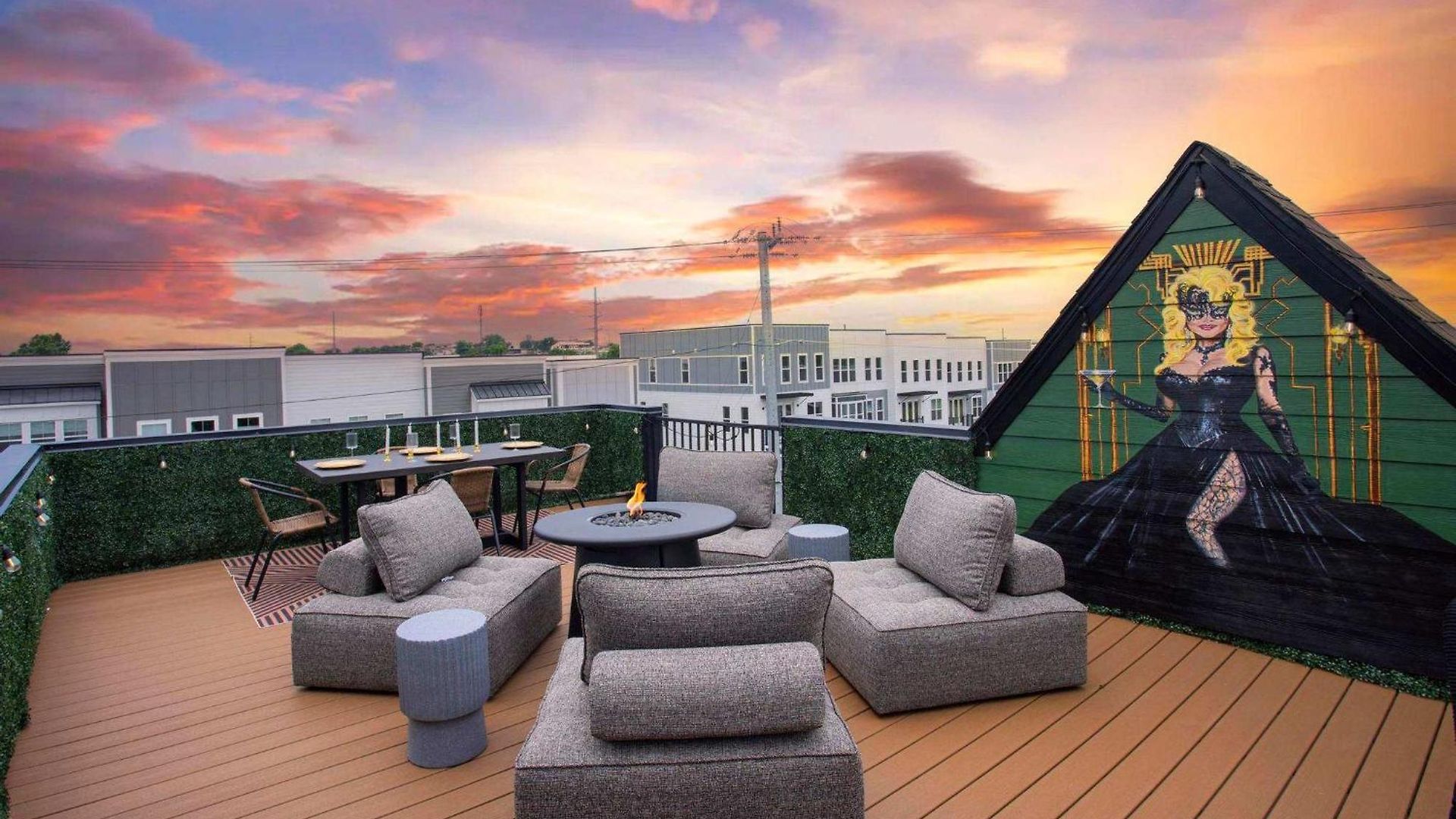 Holiday home Rooftop Deck Hot Tub Fire Pit Sleeps 10