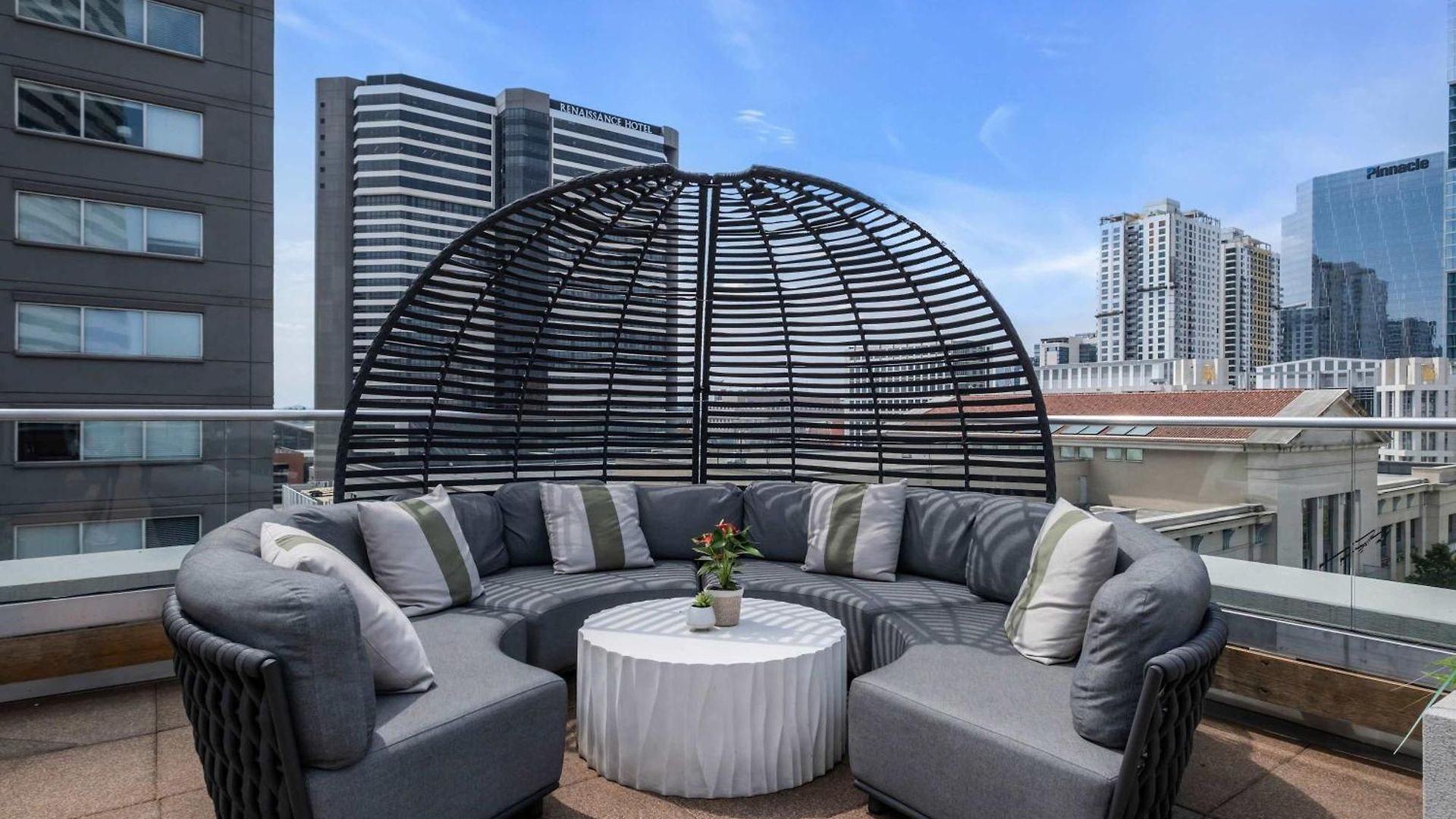 Skyline With Penthouse & Rooftop Deck 6br By Maddox Apartment