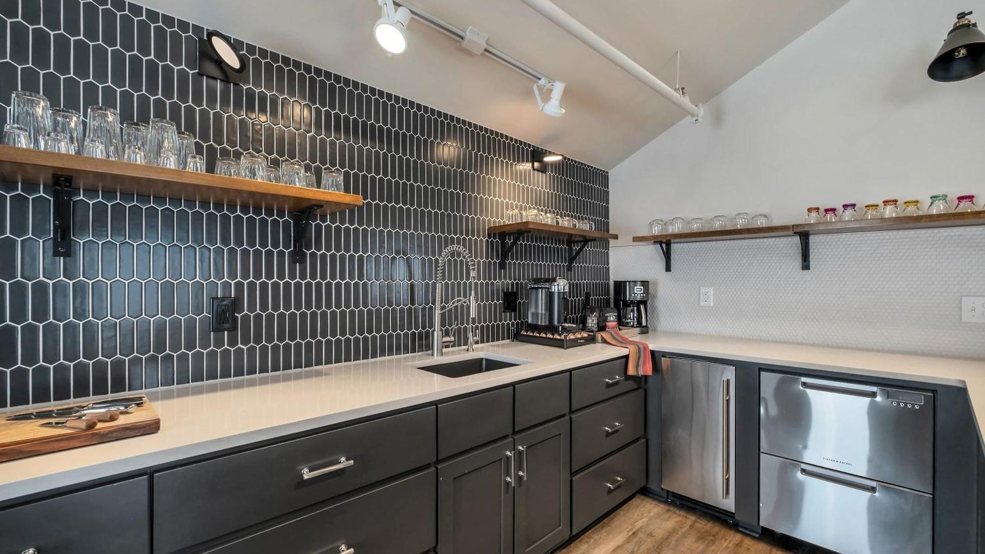 Skyline With Penthouse & Rooftop Deck 6br By Maddox Apartment *