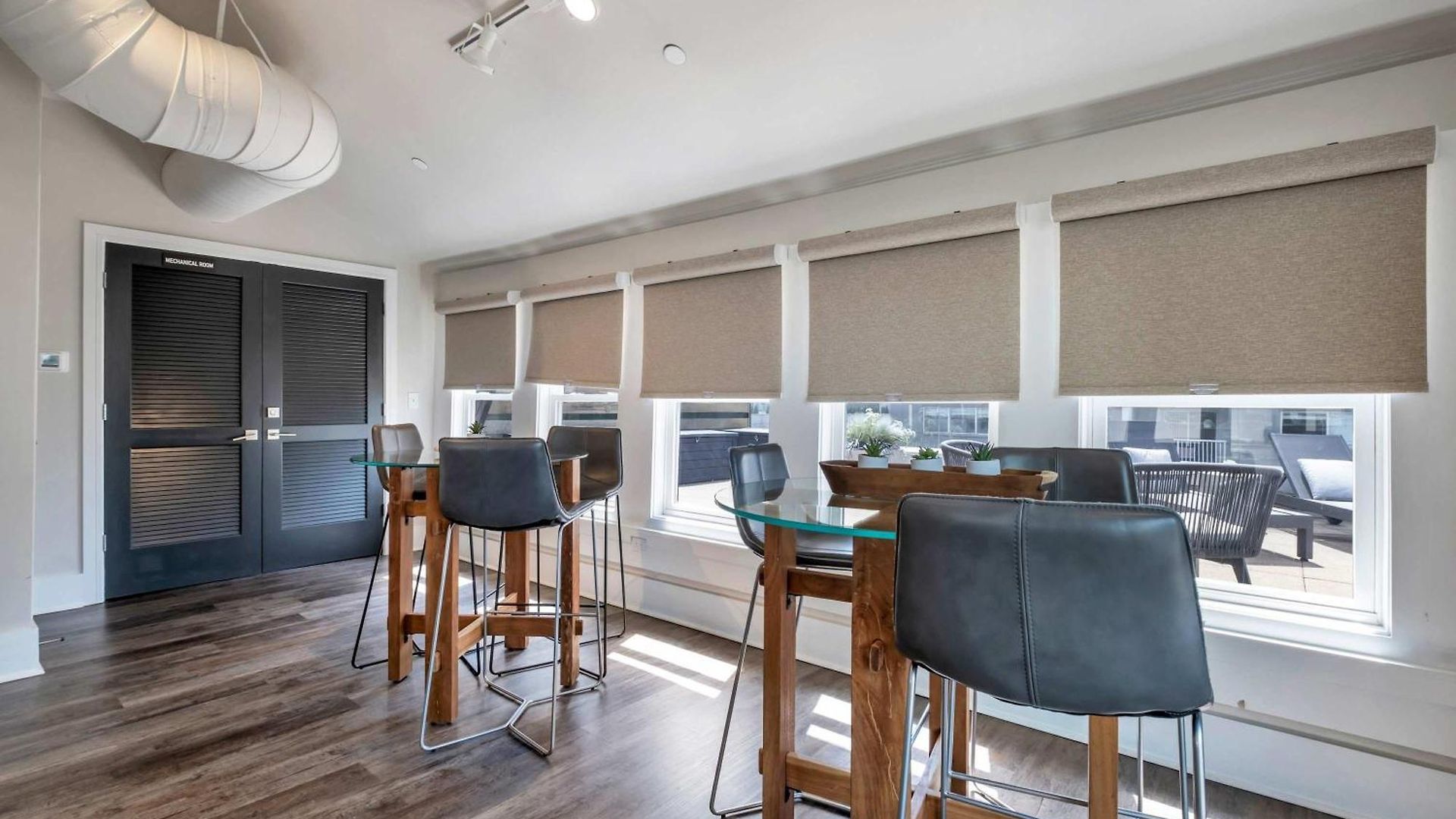 Skyline With Penthouse & Rooftop Deck 6br By Maddox Apartment