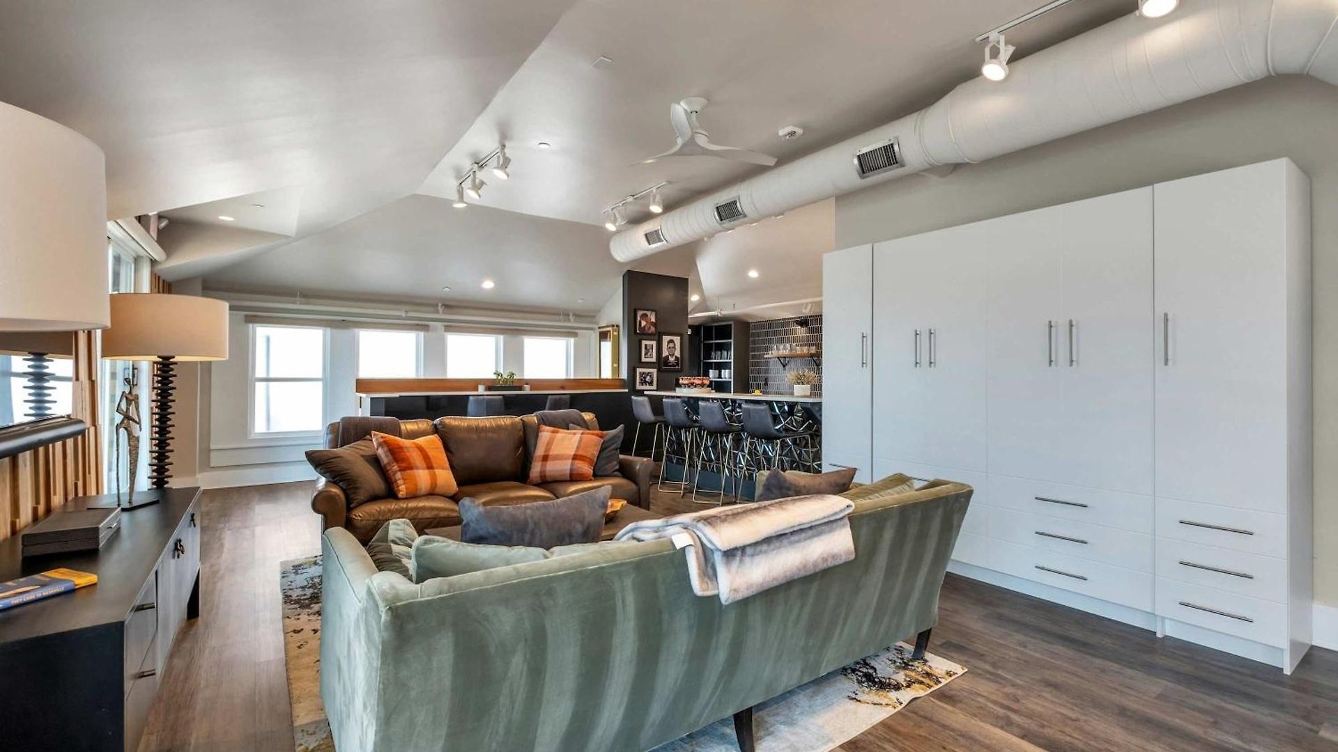 Apartment Skyline With Penthouse & Rooftop Deck 6br By Maddox