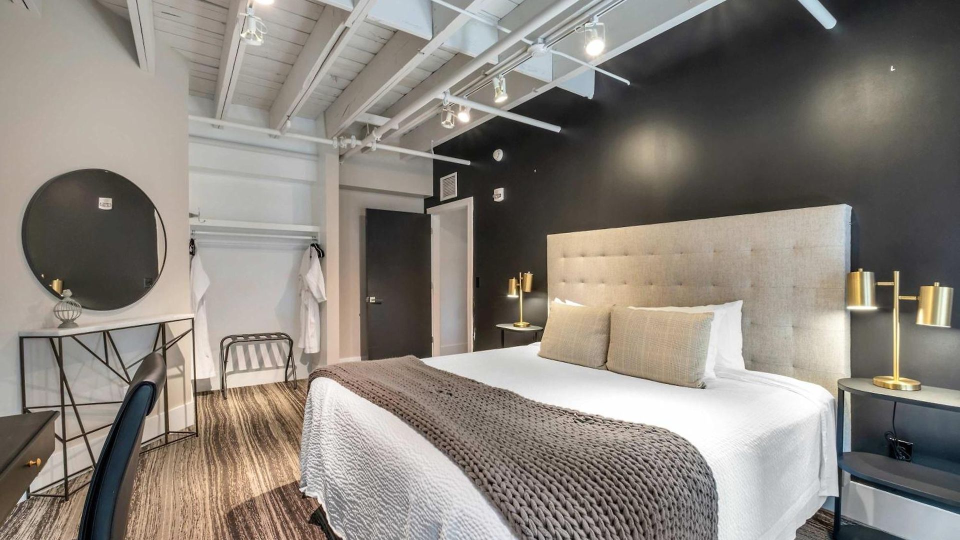 Skyline With Penthouse & Rooftop Deck 6br By Maddox Apartment Nashville