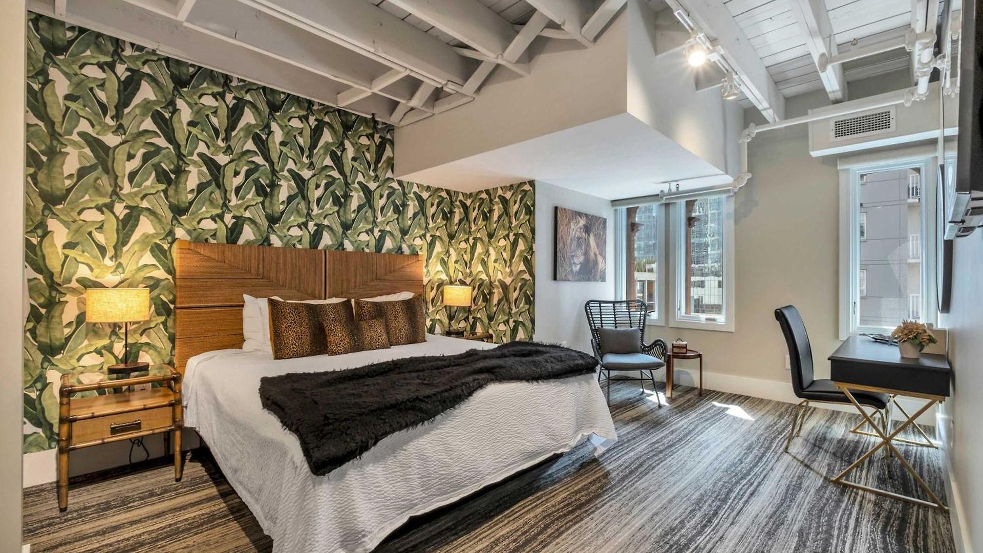 Apartment Skyline With Penthouse & Rooftop Deck 6br By Maddox