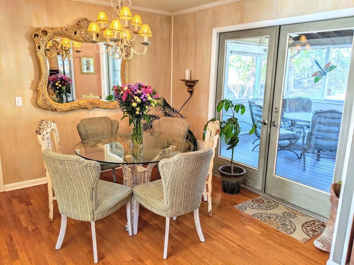 The Place Between The Lakes 4 Bedrooms 4 Beds *