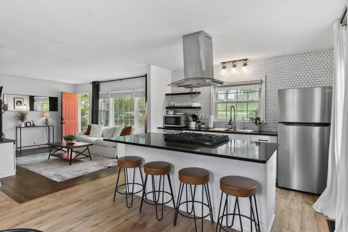 Cozy House In Trendy East With A Patio And Grill