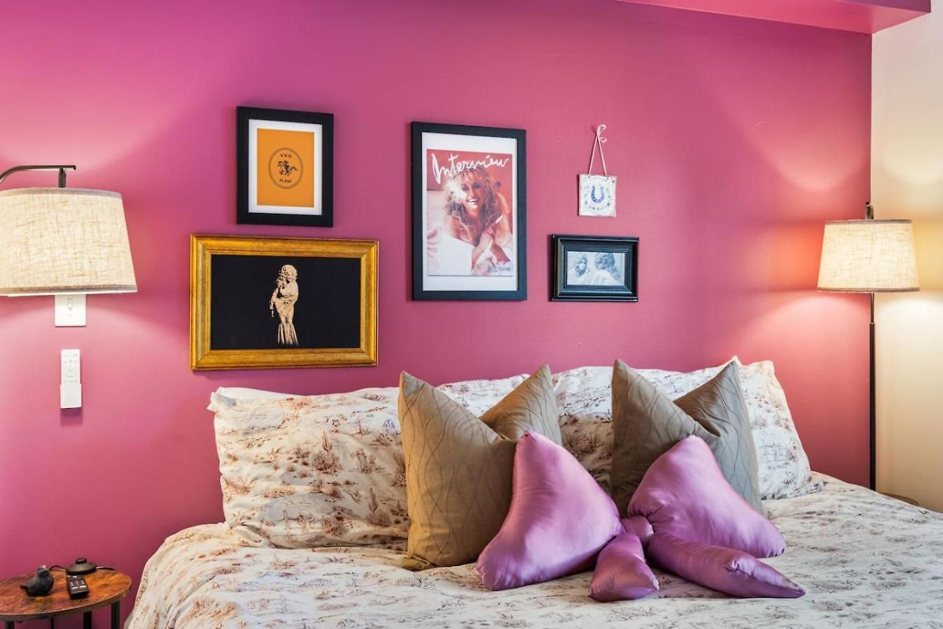 Pink Dreams - Walk To Live Music, Bars, Restaurants - Free Parking Holiday home