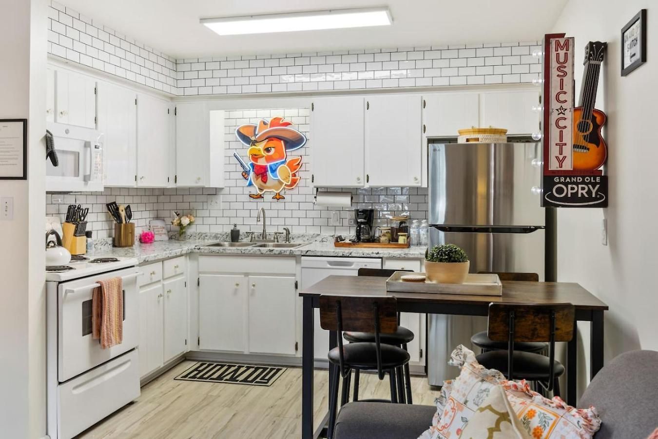 Holiday home Pink Dreams - Walk To Live Music, Bars, Restaurants - Free Parking *