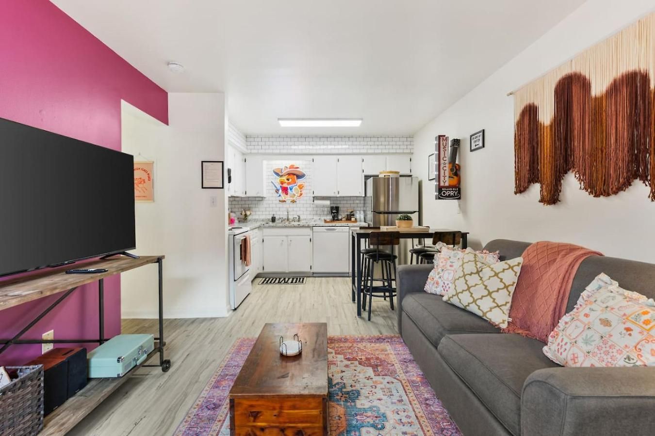 Holiday home Pink Dreams - Walk To Live Music, Bars, Restaurants - Free Parking