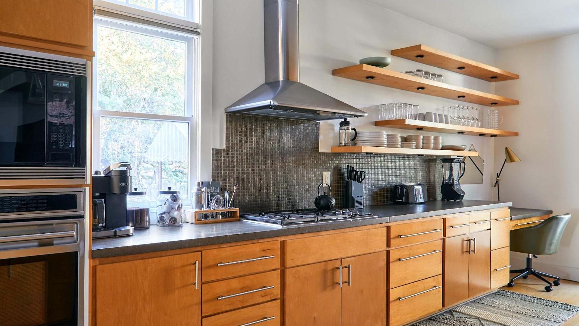 Chic 4br With Fenced Yard Walk To Dining Parking 5 Mins To Nissan Stadium Less Than 2 Miles To Broadway Workspace Parking 24 Hr Hospitality Great For Families Holiday home *