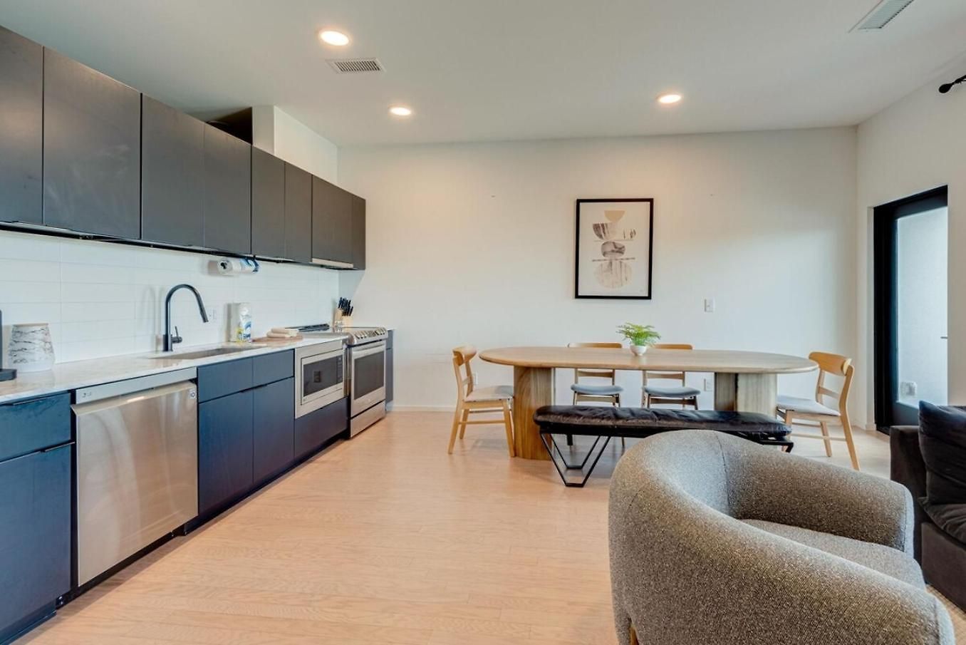 Stylish Riverfront Eve 305 - Free Parking Holiday home Nashville