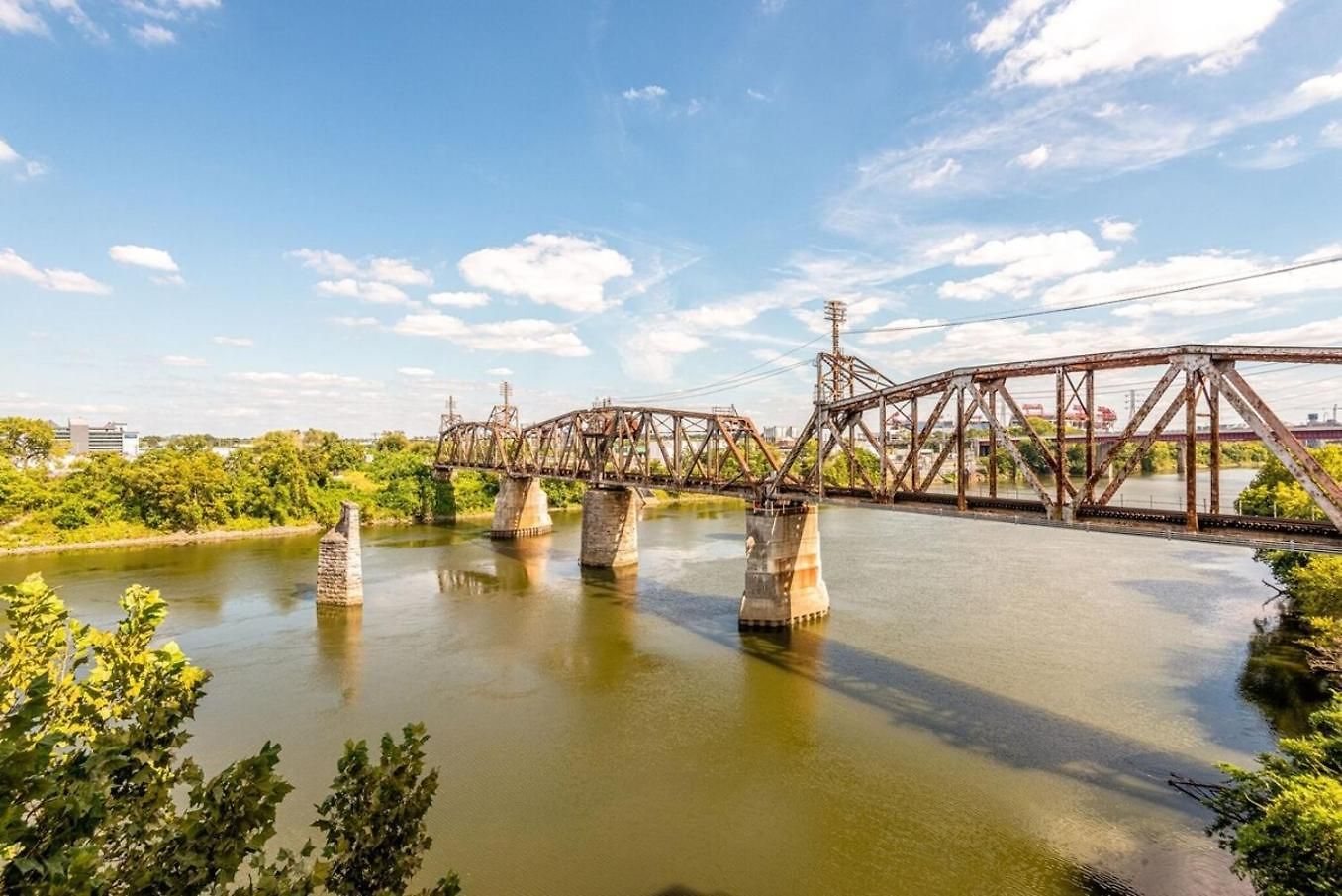 Stylish Riverfront Eve 305 - Free Parking * Nashville