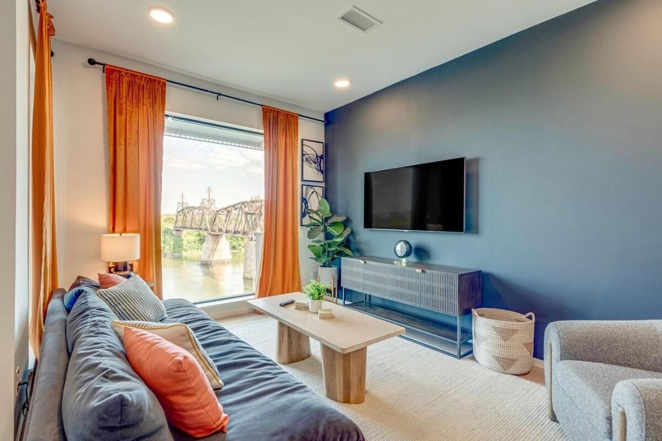 Stylish Riverfront Eve 305 - Free Parking Holiday home *