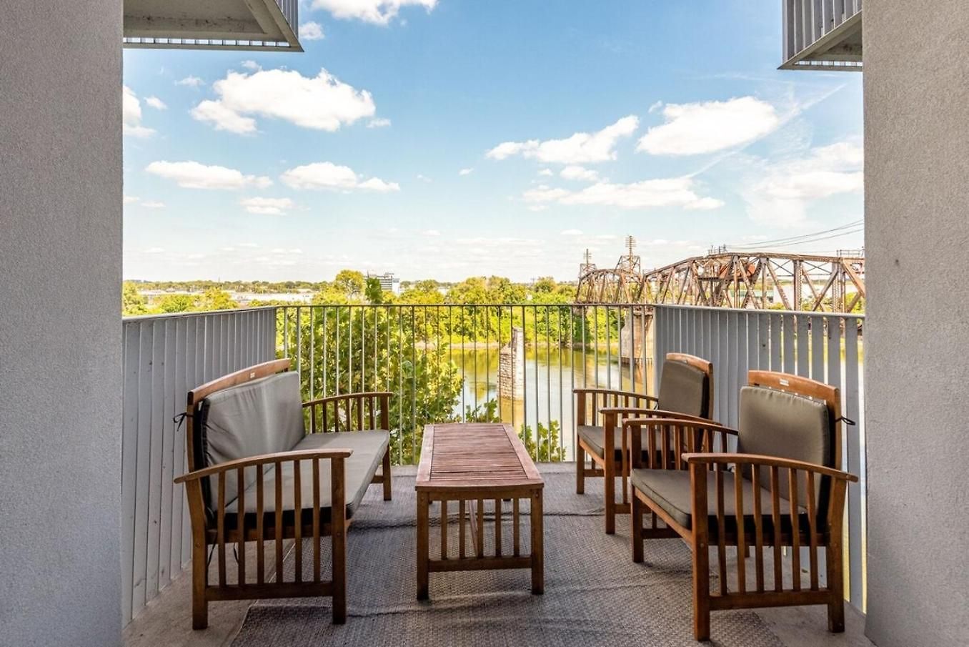 Stylish Riverfront Eve 305 - Free Parking *