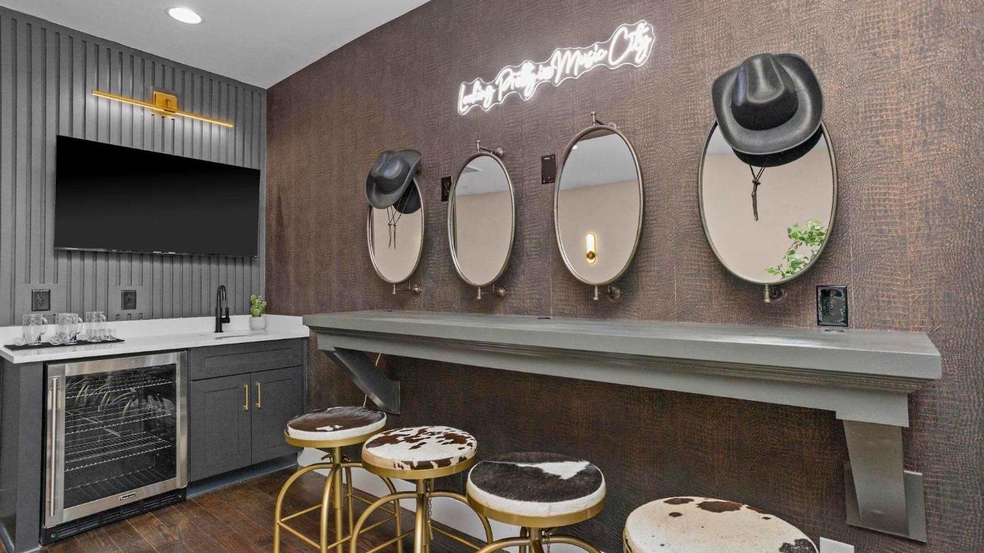 Downtown Views Glam Stations Close To Broadway Holiday home