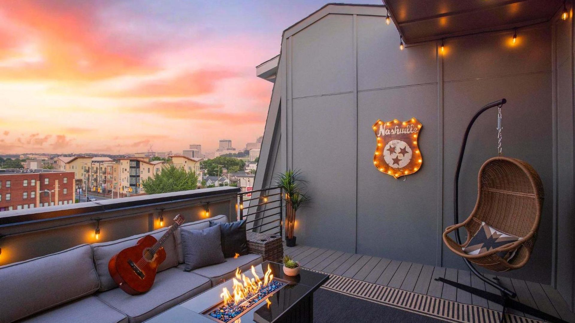 Downtown Views Glam Stations Close To Broadway Holiday home