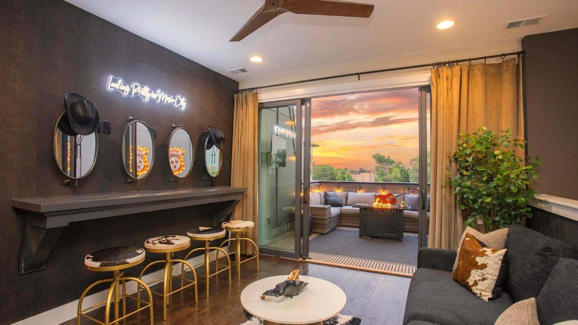 Downtown Views Glam Stations Close To Broadway Holiday home Nashville