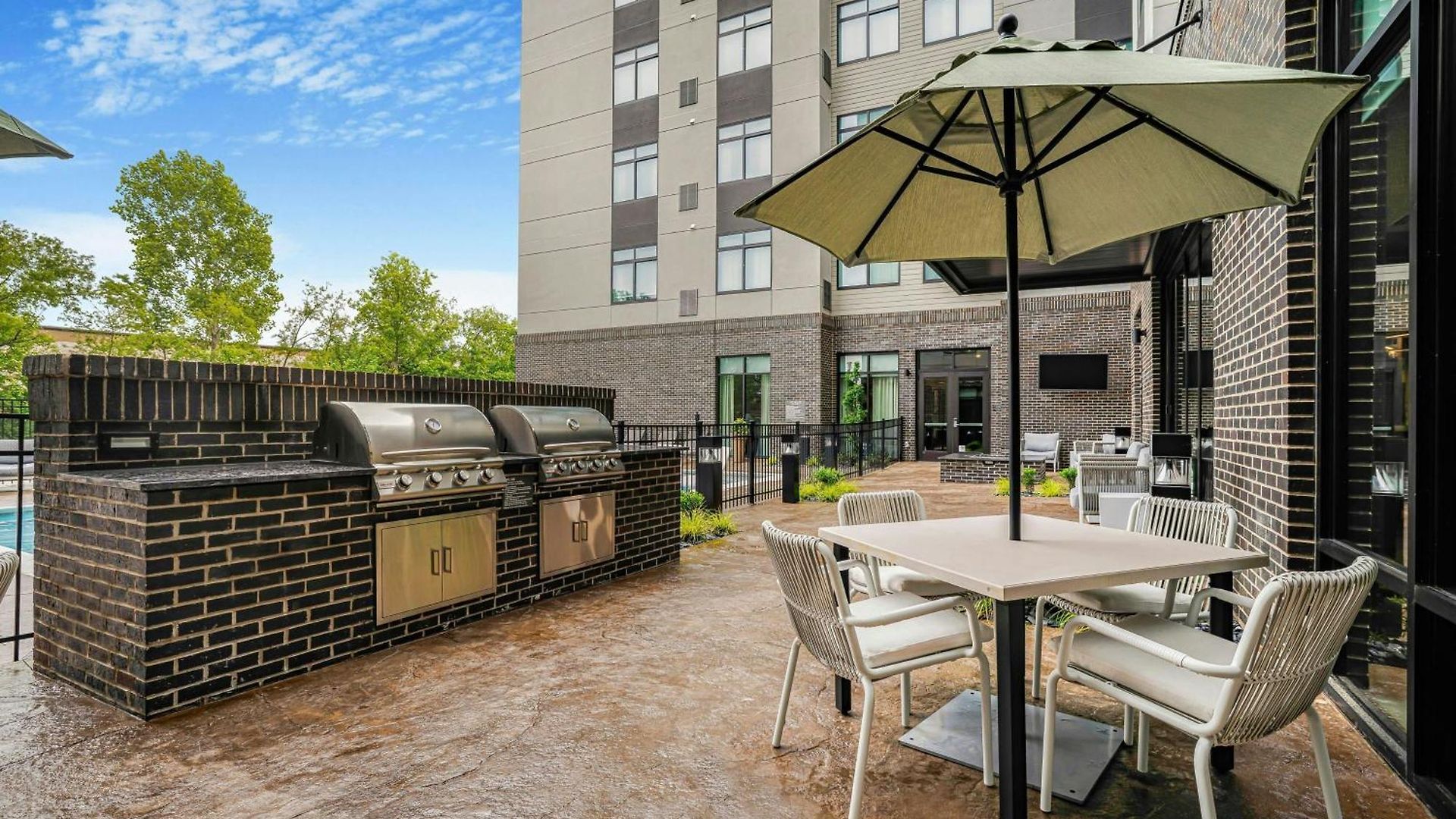 Hotel By Marriott Metro Center 3*