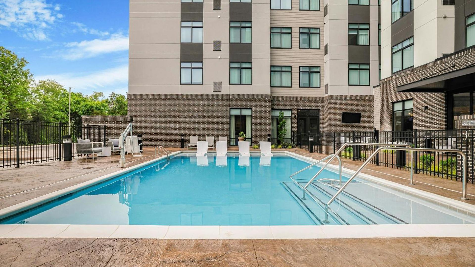 By Marriott Metro Center Hotel 3*