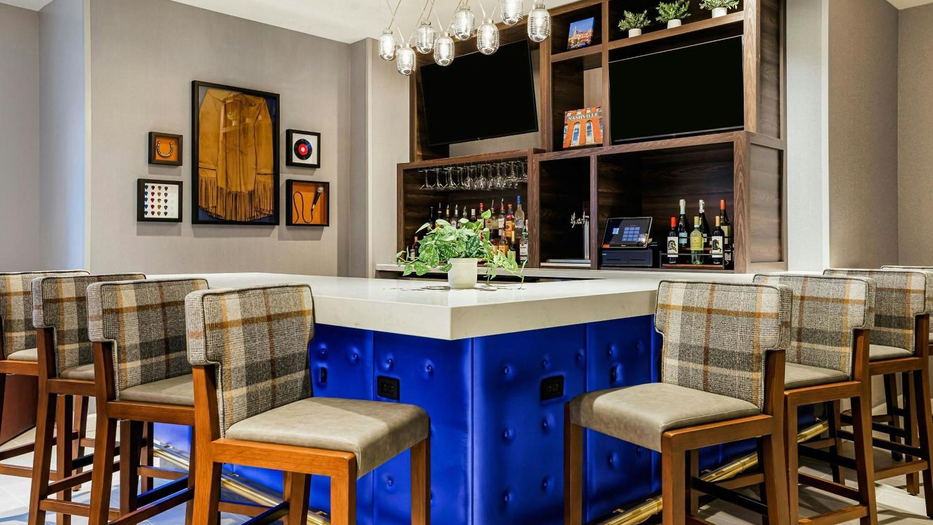 Hotel By Marriott Metro Center 3*