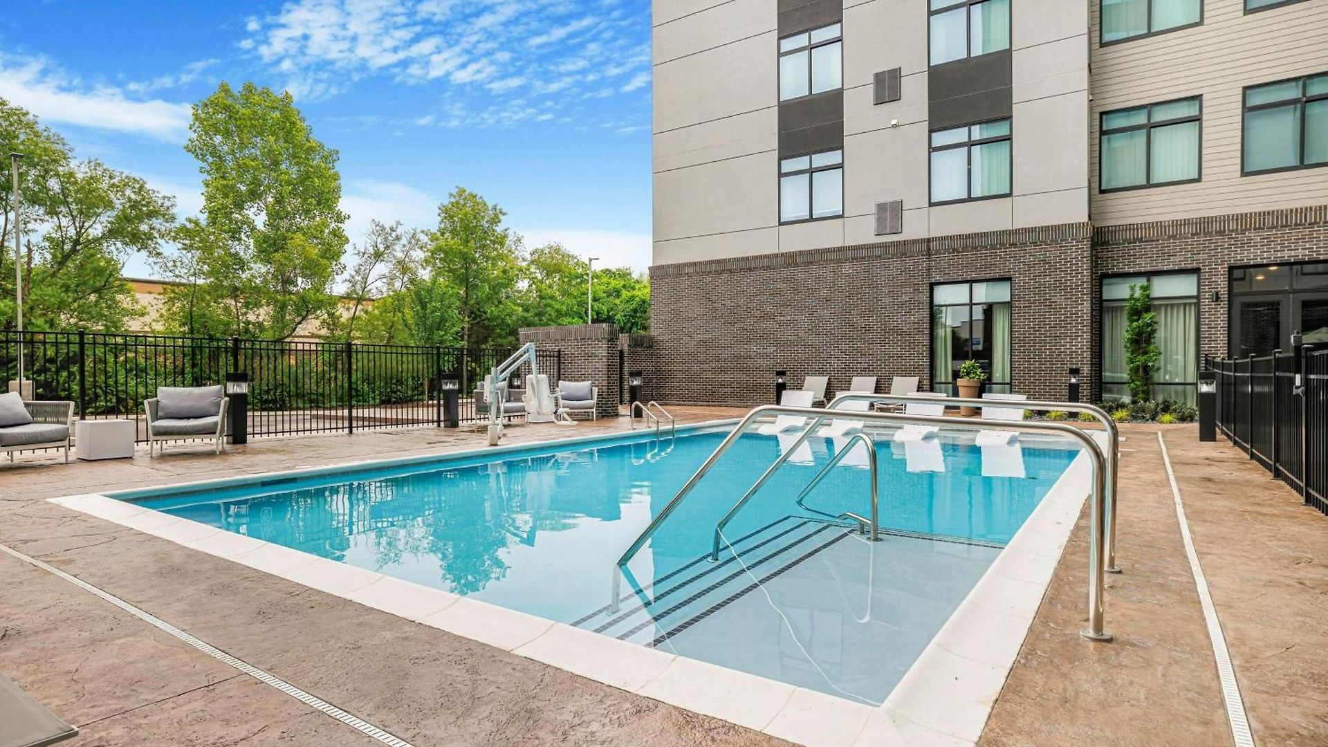 By Marriott Metro Center Hotel Nashville