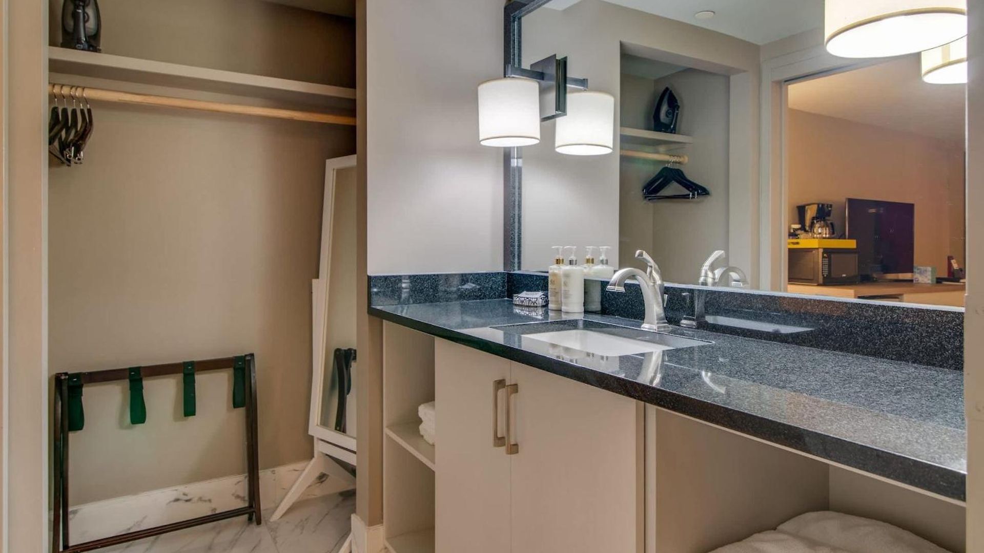 Charming Retreat For 2 Near Downtown & Broadway Apartment