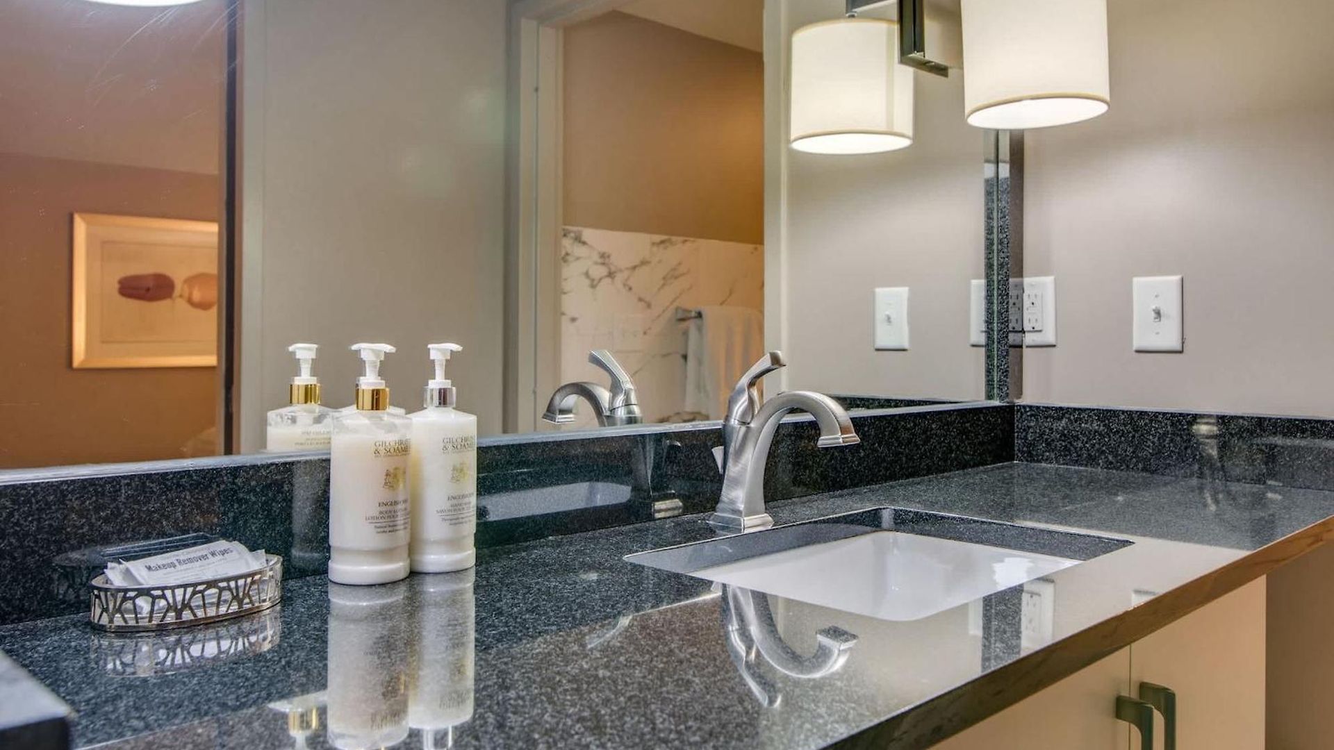 Charming Retreat For 2 Near Downtown & Broadway Apartment *