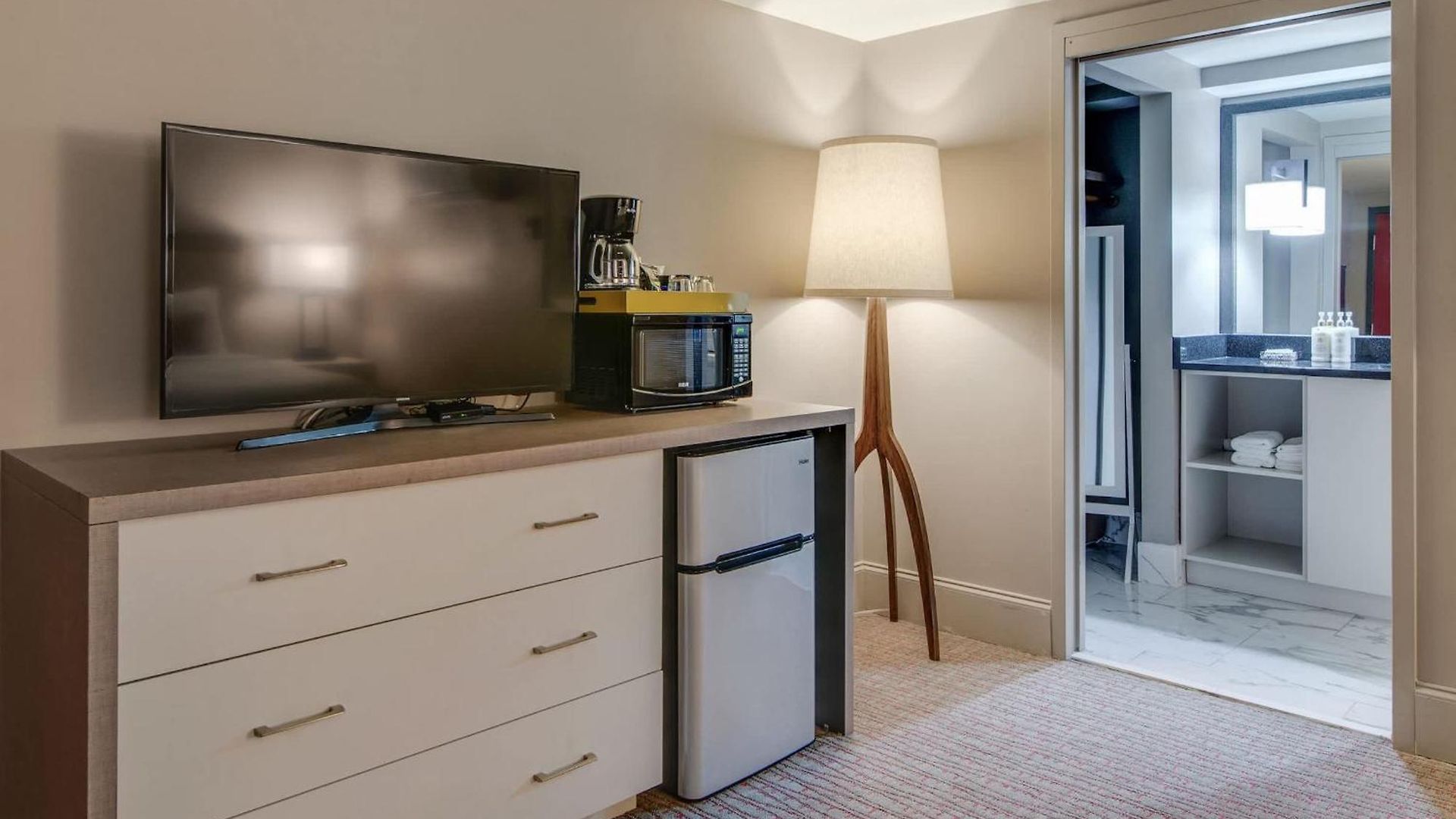 Charming Retreat For 2 Near Downtown & Broadway