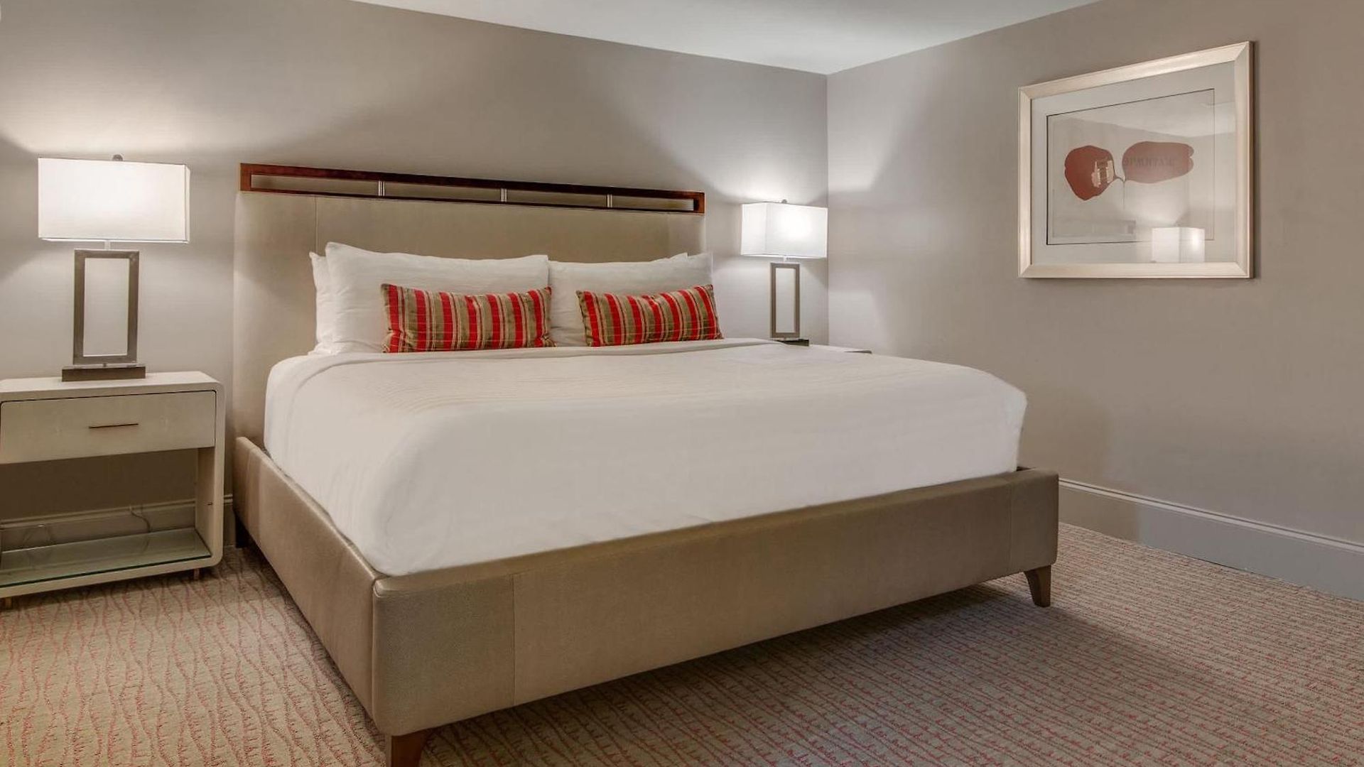 Charming Retreat For 2 Near Downtown & Broadway *