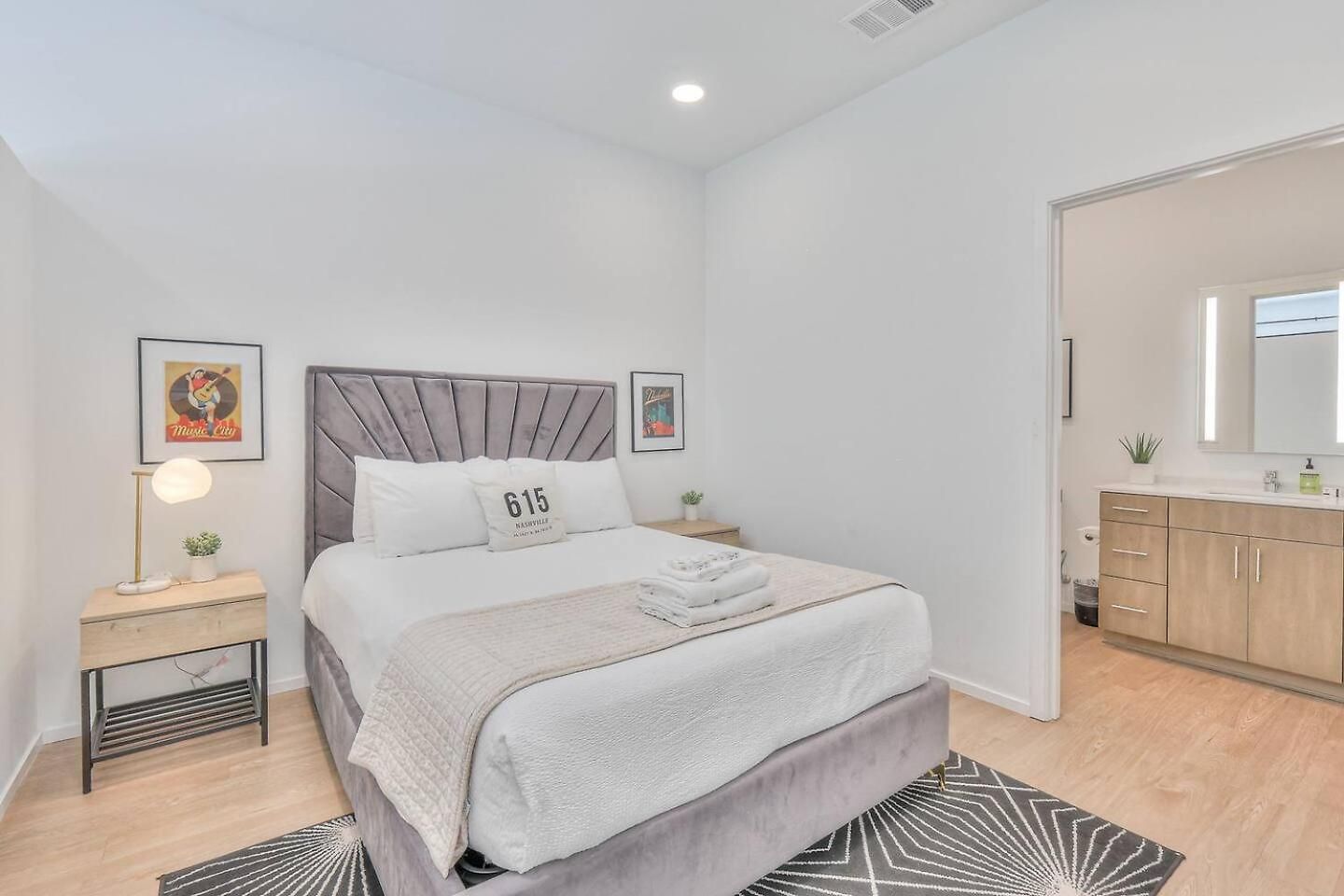 Amazing Downtown W Pool And Free Parking Apartment *