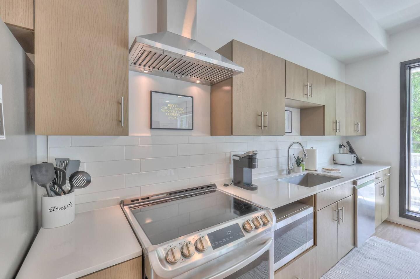 Amazing Downtown W Pool And Free Parking Apartment