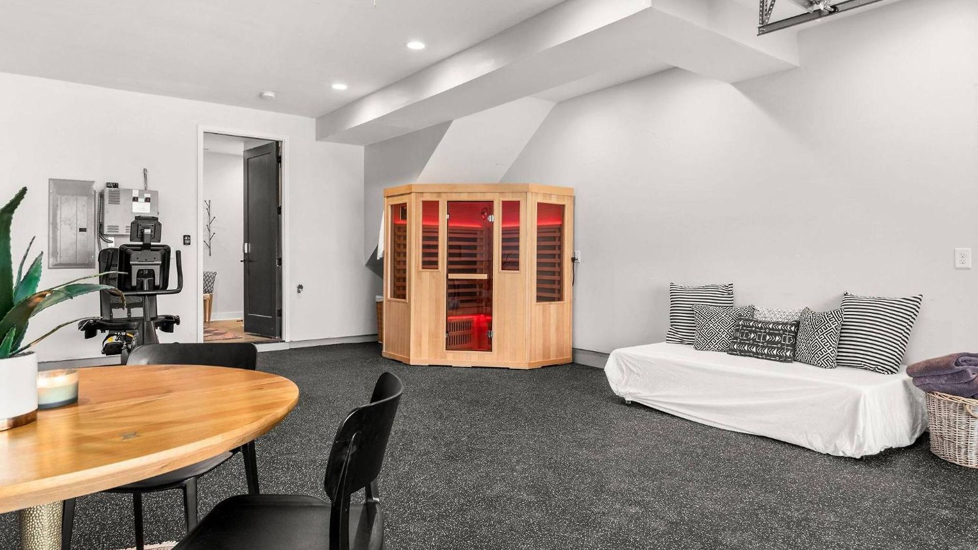 Holiday home Hill House | Walk To Gulch! Sauna, Hot Tub, Gym! Nashville