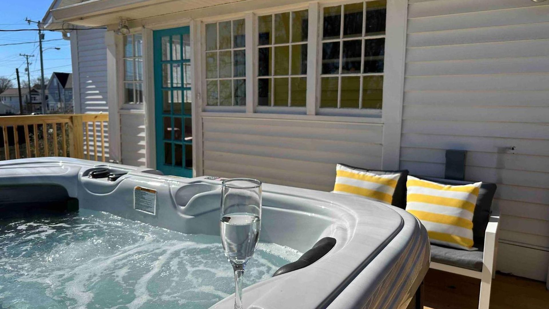 House! Hot Tub, Marg Machine, Walk 12south Holiday home *