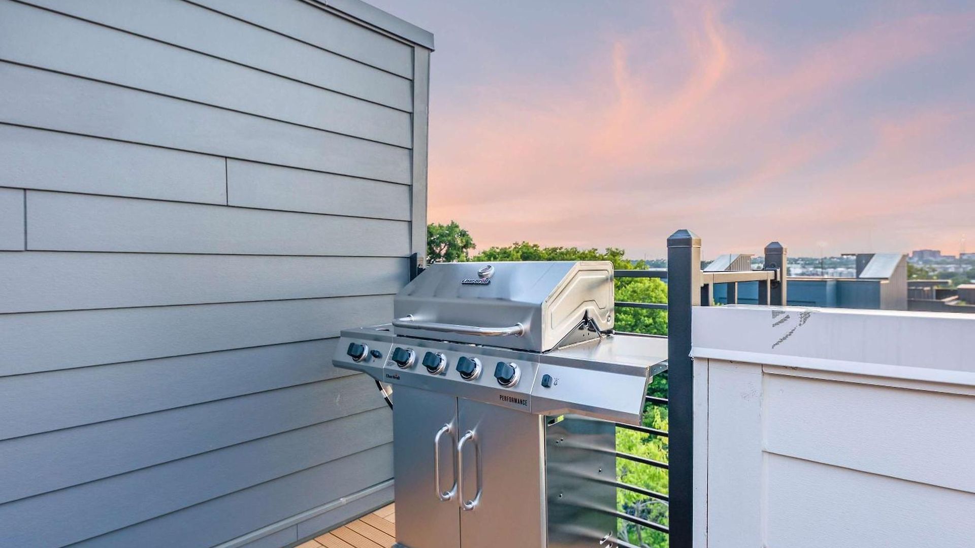 The Rosedale - Rooftop By Geodis Park Holiday home *