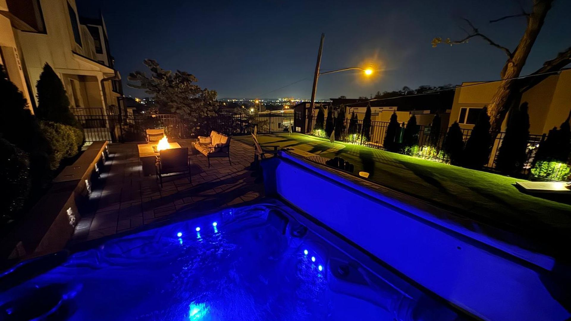 2mi Downtown Hot Tub Balcony 4 King Beds *