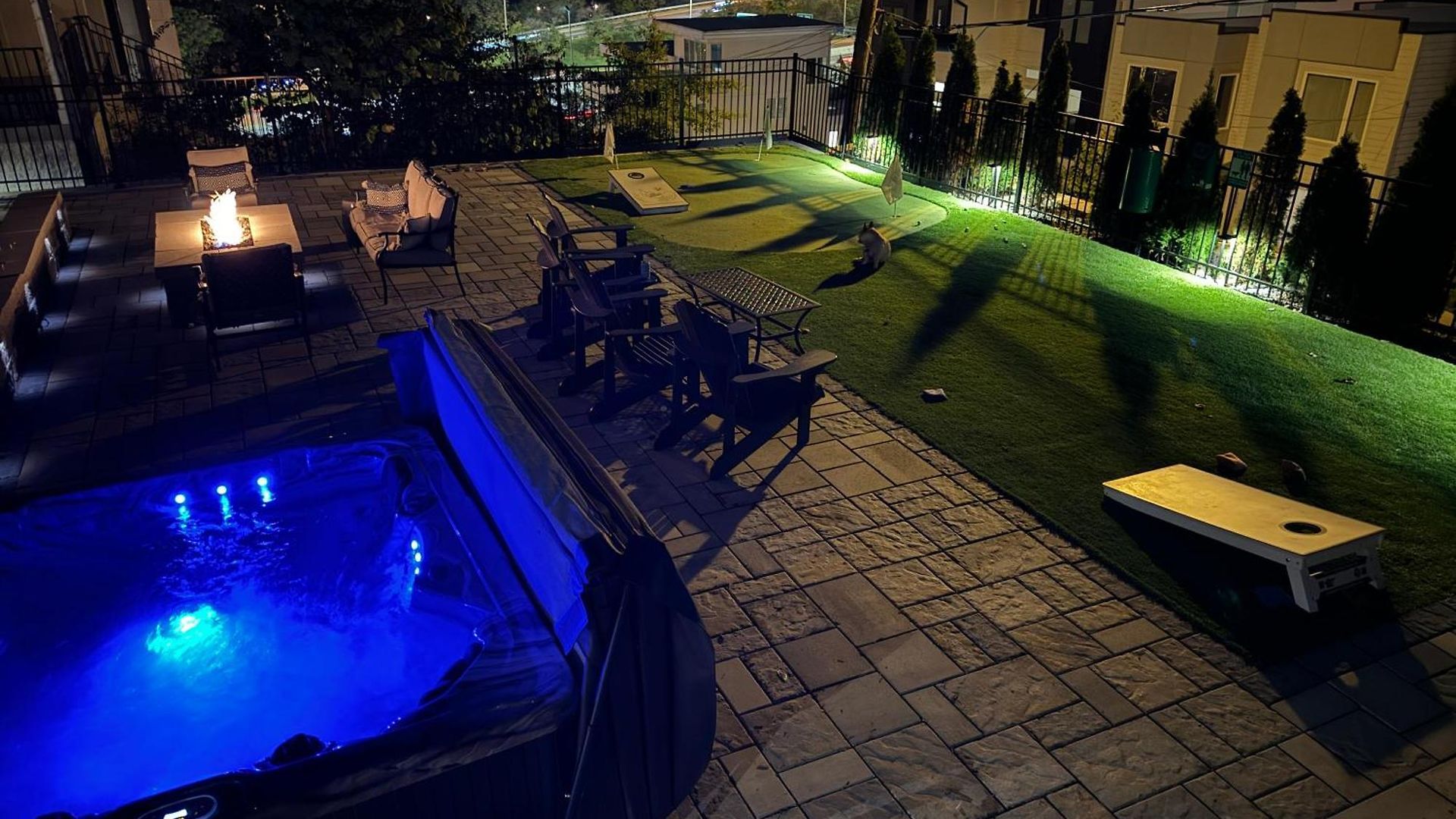 2mi Downtown Hot Tub Balcony 4 King Beds Holiday home Nashville