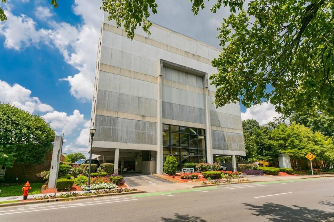 Two On Music Row That Sleeps 14 With Pool And Parking Holiday home Nashville